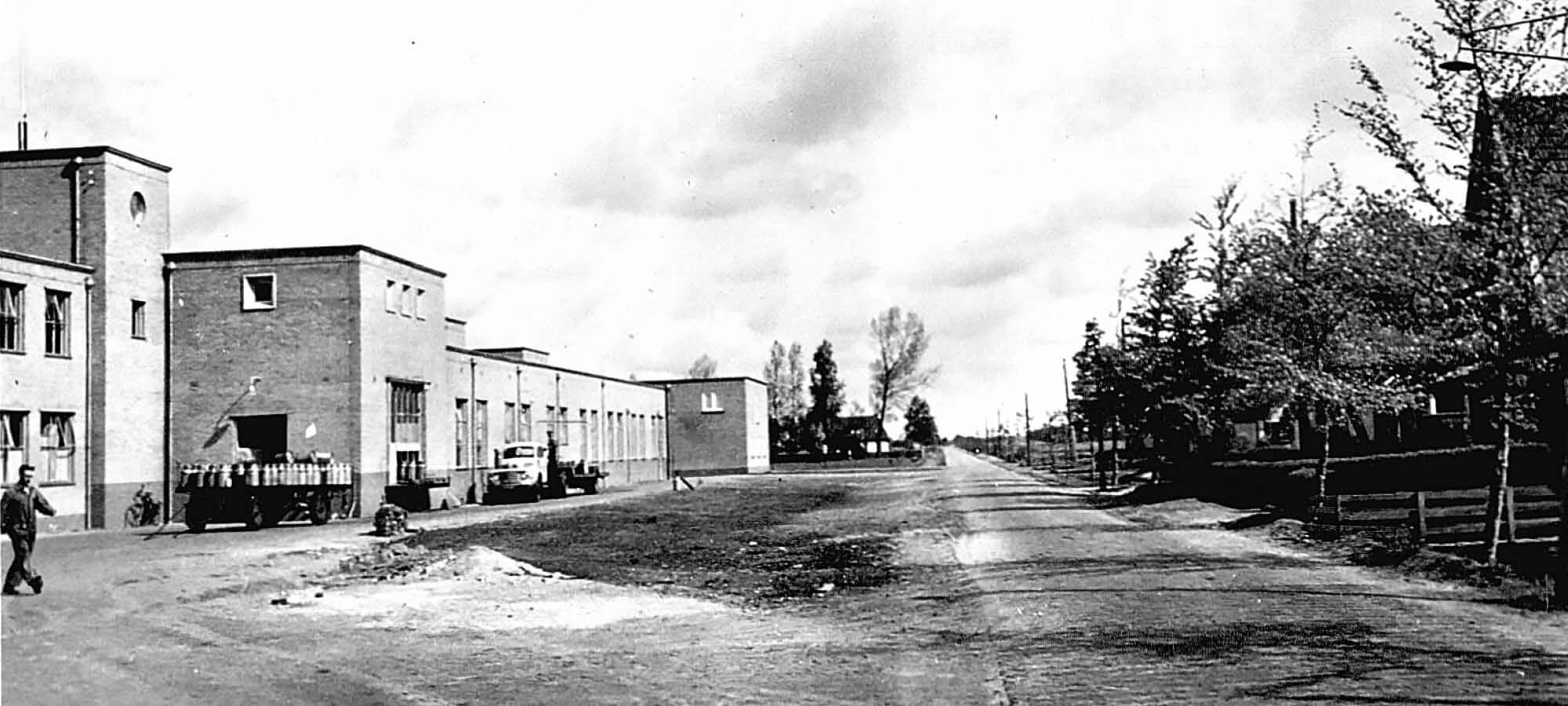 Oudere beelden buiten de fabriek